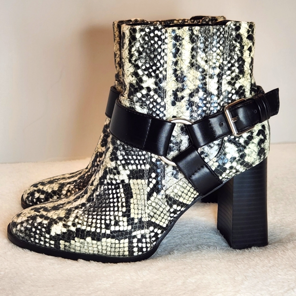 🐍BCBGeneration Agnes Harness Booties Snakeprint Black Size 6.5